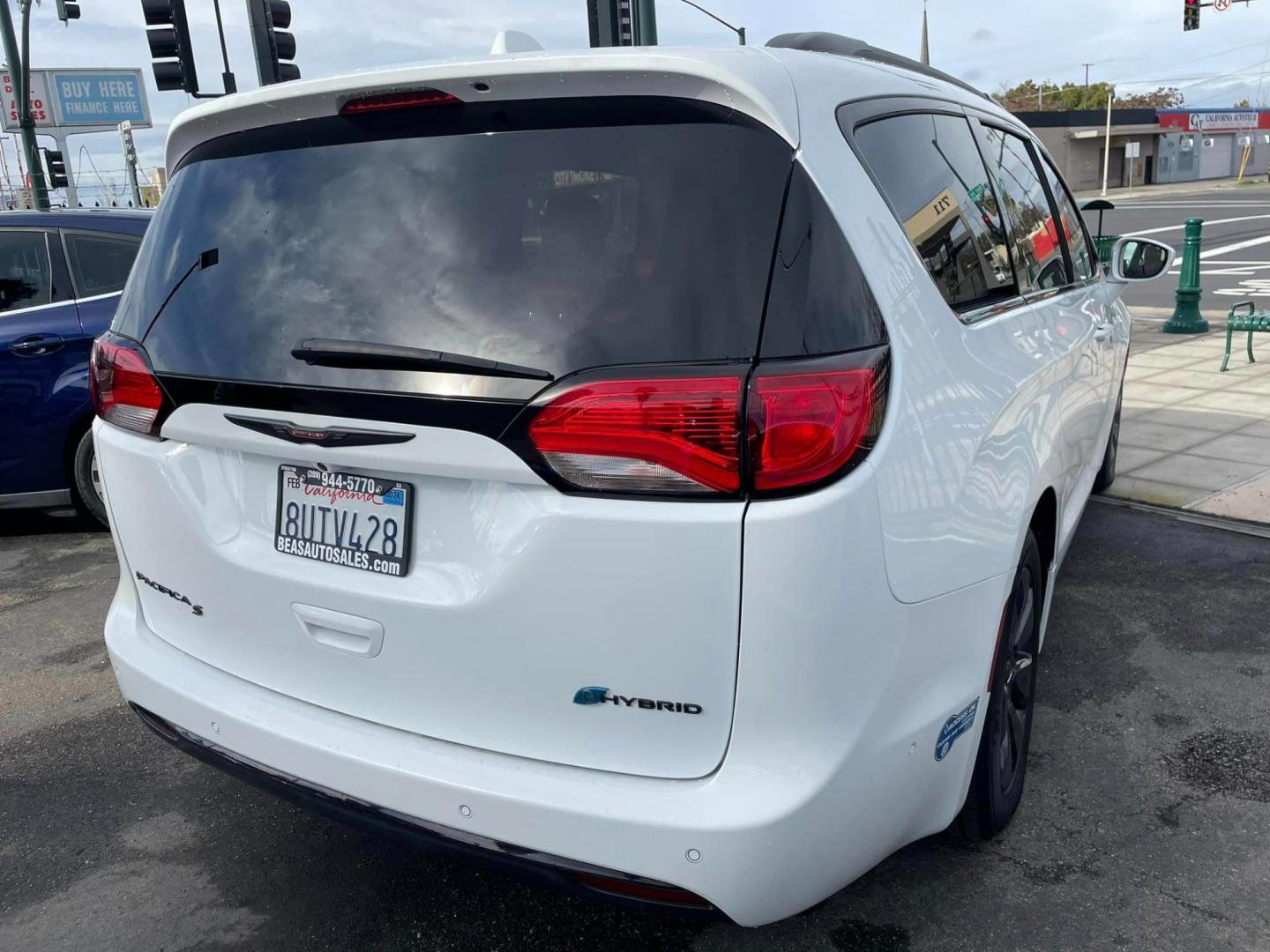 2020 WHITE /RED Chrysler Pacifica Hybrid Limited (2C4RC1N71LR) with an 3.6L V6 DOHC 24V HYBRID engine, CVT transmission, located at 744 E Miner Ave, Stockton, CA, 95202, (209) 944-5770, 37.956863, -121.282082 - Photo#16